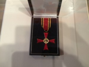 Das Bundesverdienstkreuz am Bande, das Ernst Nicol verliehen wurde